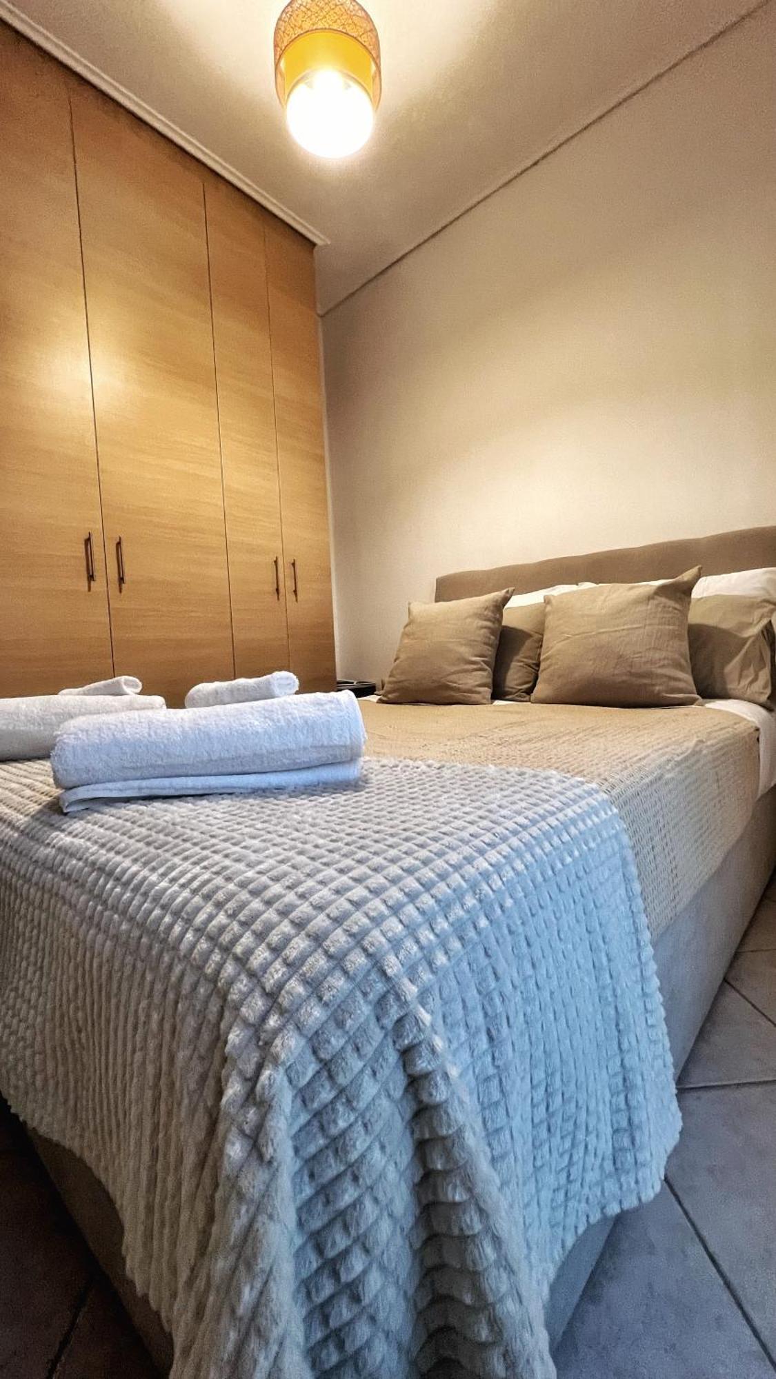 H&H Cozy Retreat Apartment Пирея Екстериор снимка